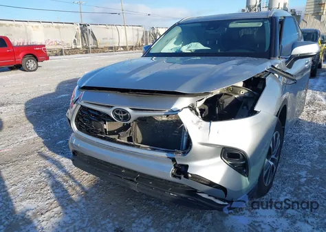 2022 Toyota Highlander Xle z USA, uszkodzony, nr VIN 5TDGZRBH4NS593118